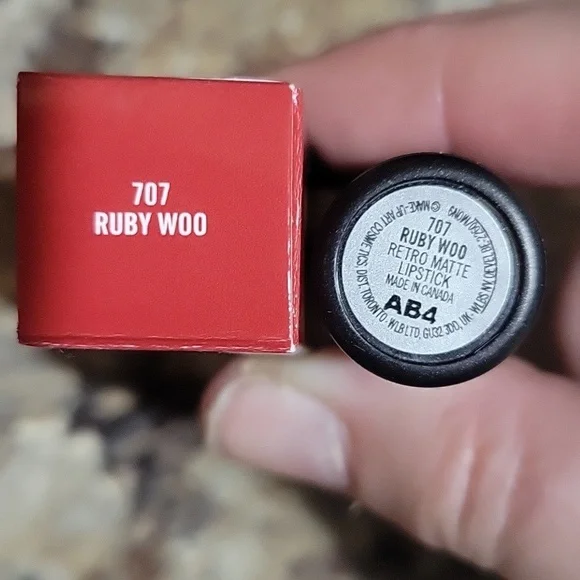 MAC Cosmetics Retro Matte Lipstick - Rouge À Lèvres~ Ruby Woo - Picture 3 of 7